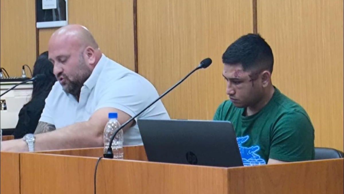 Axel Araneda junto a su abogado defensor Michel Rischmann. La imagen fue tomada en la audiencia de formulación de cargos realizada este domingo.&nbsp;