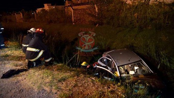 Feriado accidentado: un auto cayó al desagüe y otro volcó