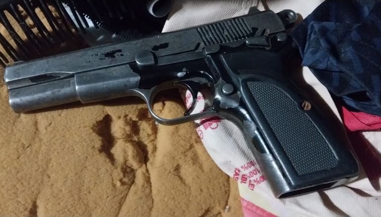 Adem&aacute;s del secuestro de armas, se descubrieron plantas de marihuana en el patio de la vivienda.&nbsp;