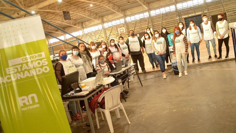 Los voluntarios recibieron con mucha alegría a los más jóvenes en el Estadio Municipal. 
