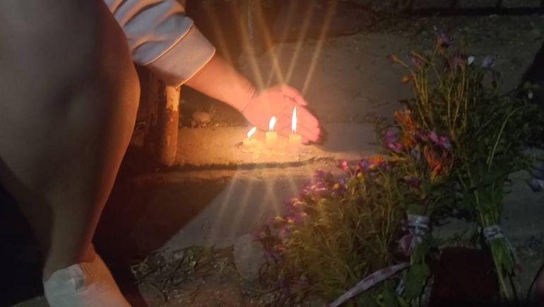 Amigos de los j&oacute;venes que murieron en el accidente encendieron velas en el lugar. Foto: gentileza.
