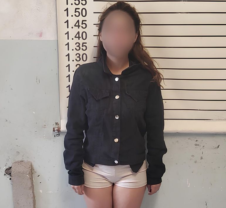 La joven que fue detenida por golpear a una policía. 