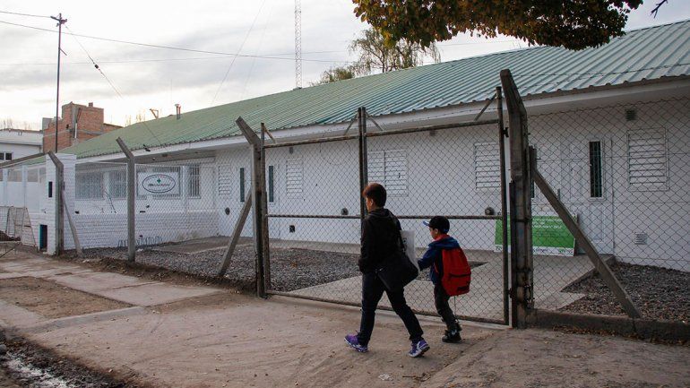 Duermen en la calle para sacar turno con el pediatra