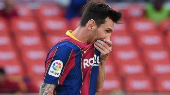pobre messi: el fastidio con sus companeros y la jugada que casi cambia todo