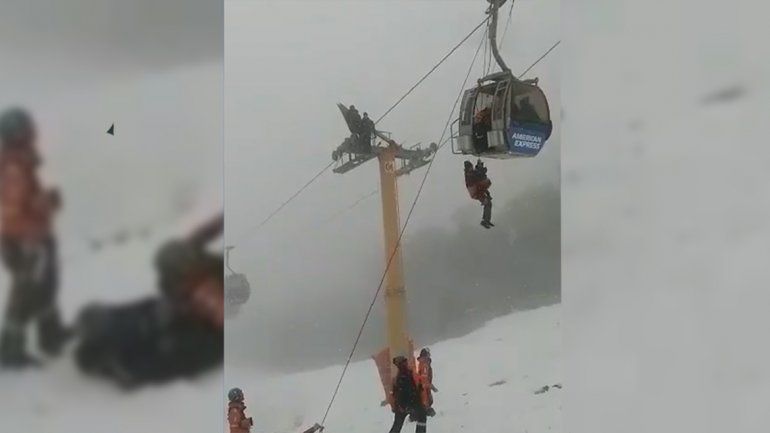 Rescataron a seis personas de un teleférico en el cerro Bayo