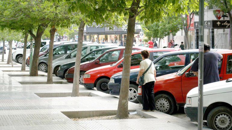 El estacionamiento en la zona actual es medido pero gratuito. El actual Ejecutivo coincide con las autoridades que asumirán en que debe ser pago.