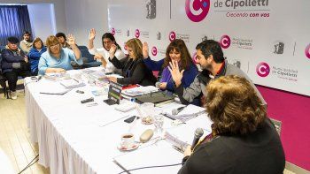 los concejales levantaron la mano y aprobaron su presupuesto