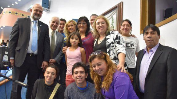 Vecinos de las tomas cipoleñas estuvieron presentes ayer en la Legislatura y celebraron la aprobación de la expropiación junto a legisladores de la ciudad.