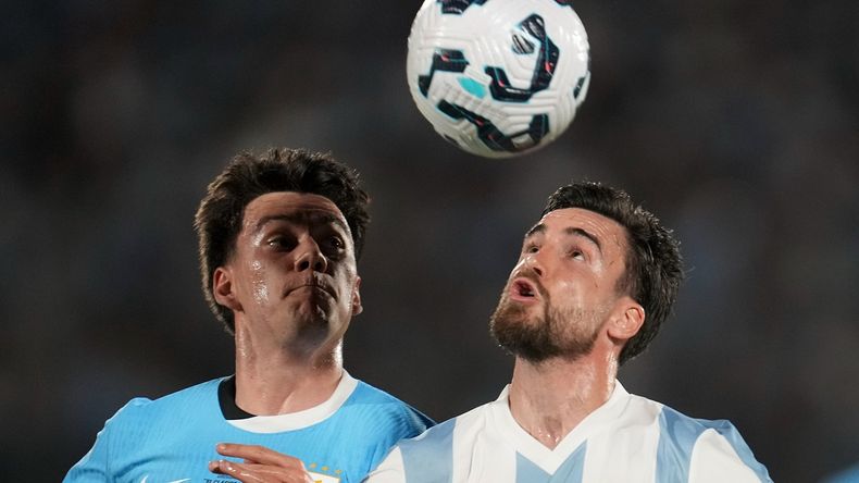 Uruguay y Argentina ya juegan el segundo tiempo en el Centenario