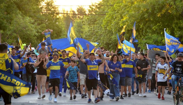 Otro clásico festejo de hinchas de Boca en el centro cipoleño