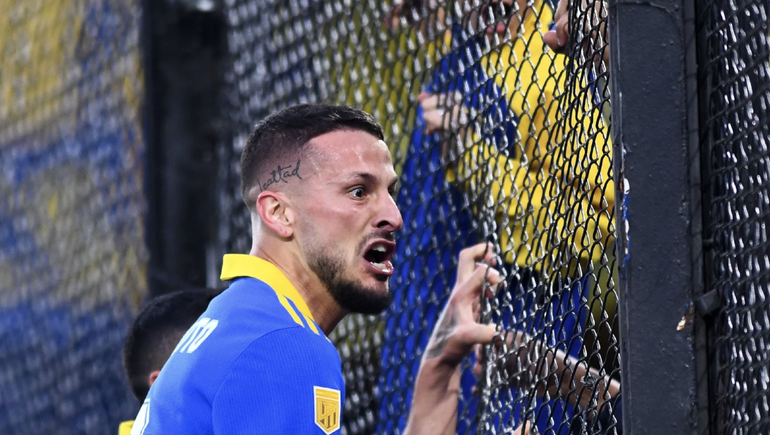 Darío Benedetto trepándose del alambrado en el gol contra River del año pasado.&nbsp;