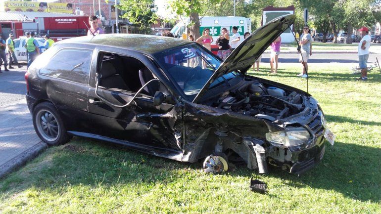 Dos jóvenes están graves tras un impresionante accidente en Neuquén