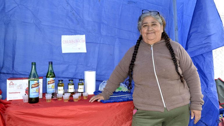 Con 20 botellas preparadas y más de 200 vasitos, Uberlinda se posiciona en la esquina de Menguelle y Santa Cruz cada año.