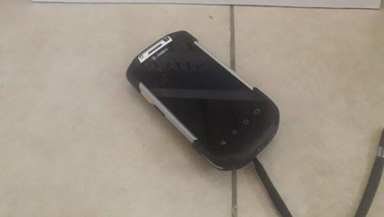 Intentaron intercambiar un lector de mercadería robado por bebidas