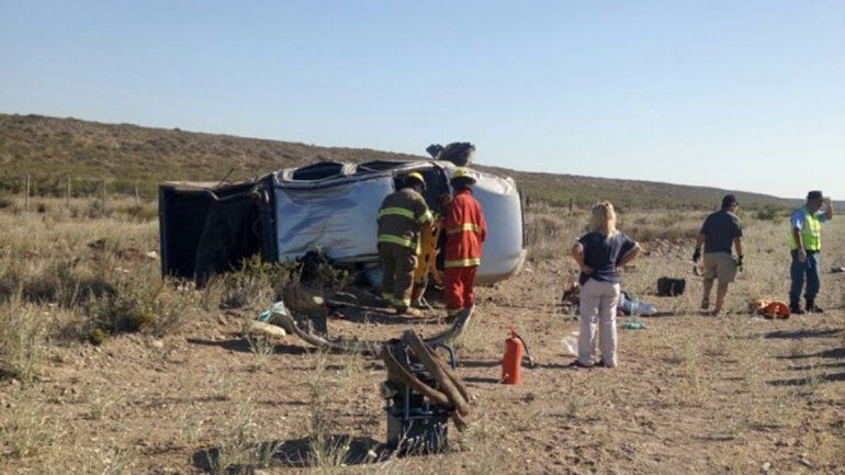 La camioneta volcada sobre la banquina resultó con importantes daños.