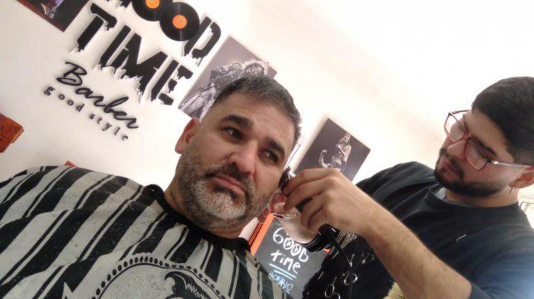 Motochorros armados desvalijaron una barbería en el Brentana
