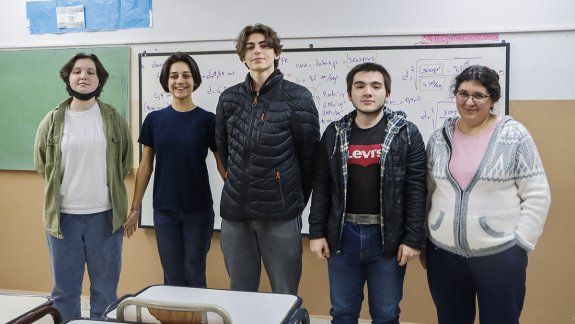 Reconocimiento para estudiantes que diseñaron un satélite