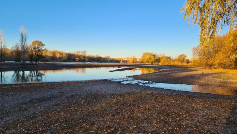 Postales de Paso Córdoba: el río Negro también es víctima de la sequía