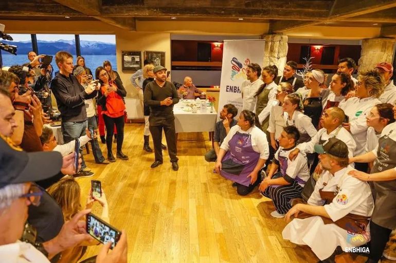 La Asociación Civil Lirios de la Patagonia dicta ocho cursos, entre ellos, para mozo. 