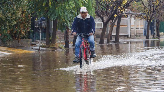Vecinos cercados por el agua tras el temporal de lluvia