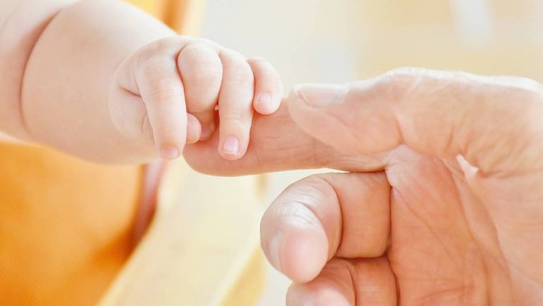 El juzgado de Familia de Cipolletti autorizó el cambio de identidad para que el bebé no lleve el apellido del abuelo. 