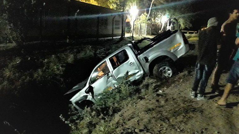 Una camioneta cayó a un desagüe tras llevarse por delante un montículo de tierra
