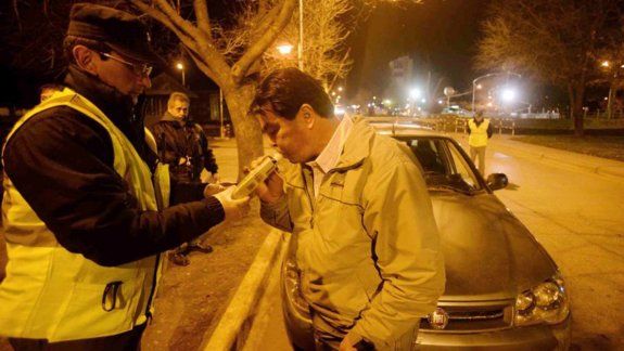 En Neuquén se prohibió el consumo de alcohol al volante. En la ciudad se mantiene la tolerancia de 0,5 gramos.