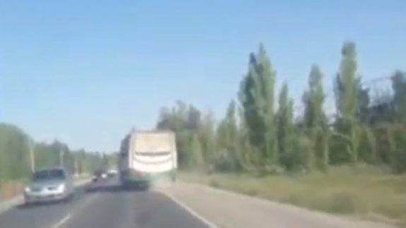 Peligro al volante: así manejaba un colectivo sobre la Ruta 151