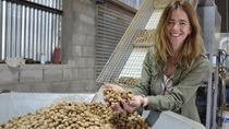 Virginia, la cara visible de Nogallia, en la chacra familiar. Un emprendimiento que crece con la incorporación de máquinas y productos.