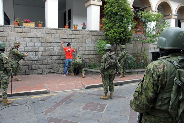 Efectivos militares desplegados en Ecuador.