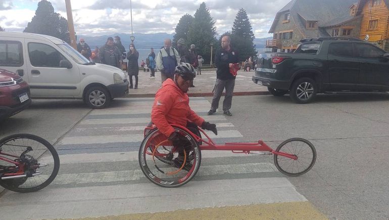 Aníbal Urbano, el ciclista paralímpico que recorre ciudades del Alto Valle