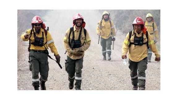 Avanzan los trabajos para controlar el incendio