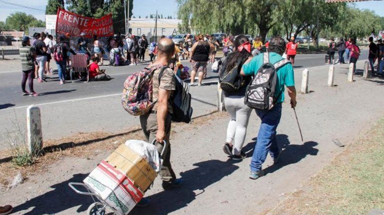 Movimientos sociales cortan el puente carretero que une Cipolletti con Neuquén