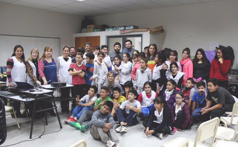 Proyectaron el documental albinegro en la Escuela N°293
