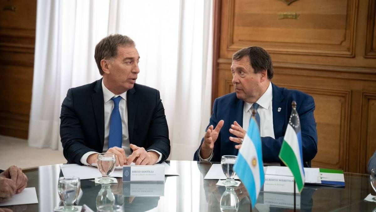 El jefe de Gabinete de Ministros, Diego Santilli, y el gobernador Alberto Weretilneck firmaron el acuerdo por el traspaso de las rutas 22 y 151.