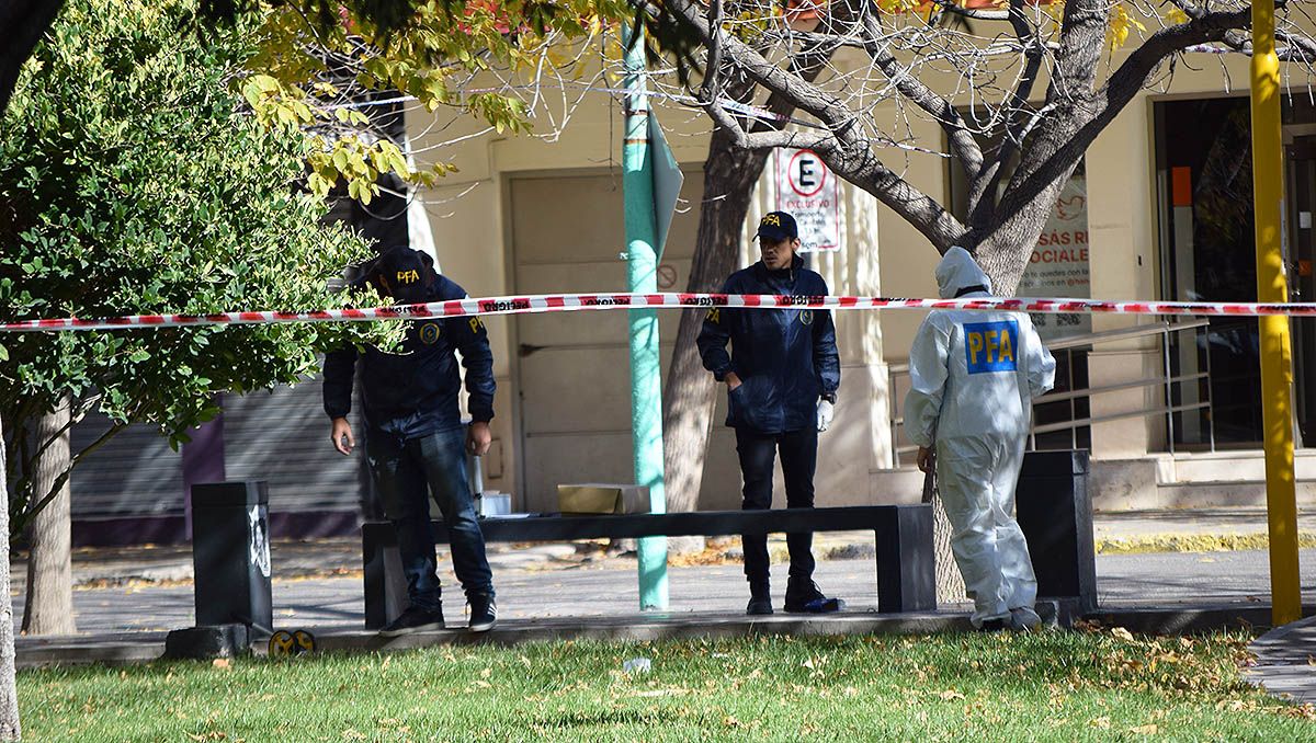Policía baleó a un joven en la plaza San Martín: está gravísimo