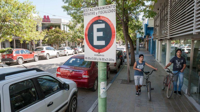 Antes de fin de año habrá que pagar para estacionar