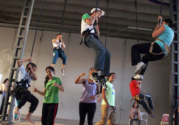 Élevé: danza aérea por la igualdad