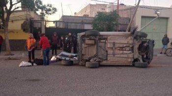 impacto contra un arbol, dos postes de luz y volco