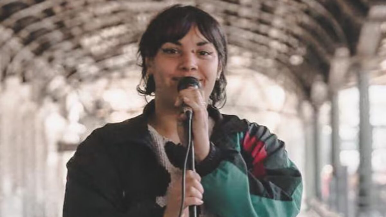 Dina, una artista urbana y callejera, en sus inicios cantó en el subte y espacios populares.