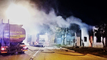 Tres dotaciones de bomberos trabajaron durante la madrugada en el barrio Del Trabajo.