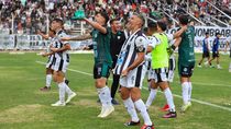 cipo lleno la visera y los mira a todos desde arriba: venia sonando este dia