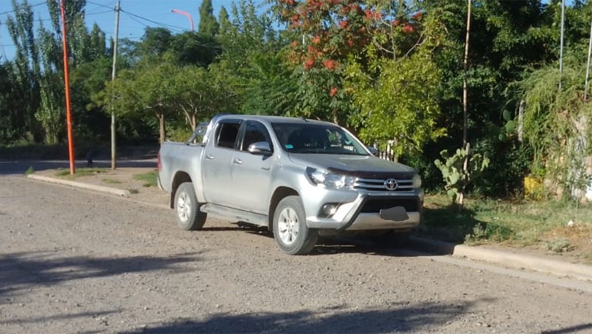 Dejó su camioneta en un lavadero y minutos después se la robaron