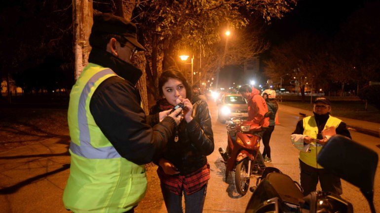 Neuquén eliminó la tolerancia al alcohol y generó gran polémica. Los comerciantes cipoleños se organizan para defender el consumo.