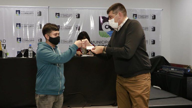 Más de 300 estudiantes cipoleños recibieron becas municipales