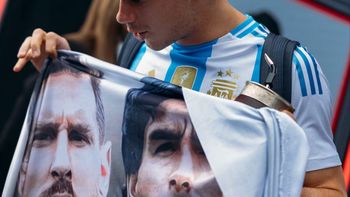 La impactante bandera de Franco Colapinto dedicada a Messi y Maradona antes de la final del Mundial | LMCipolletti.com La impactante bandera de Franco Colapinto dedicada a Messi y Maradona antes de la final del Mundial