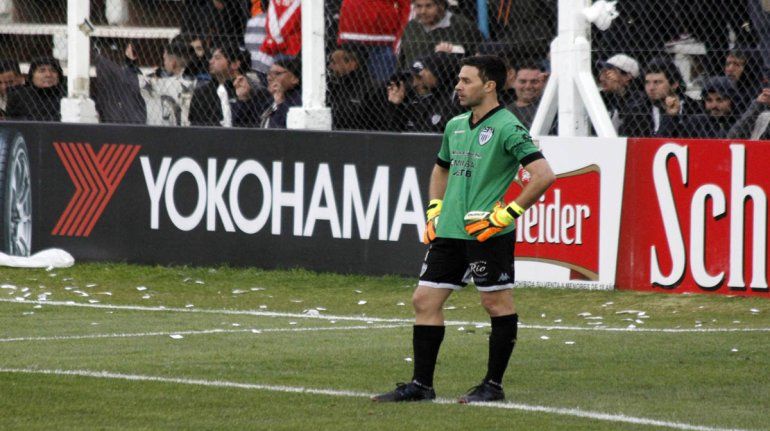 Alasia en el arco de Cipo en cancha de Alianza