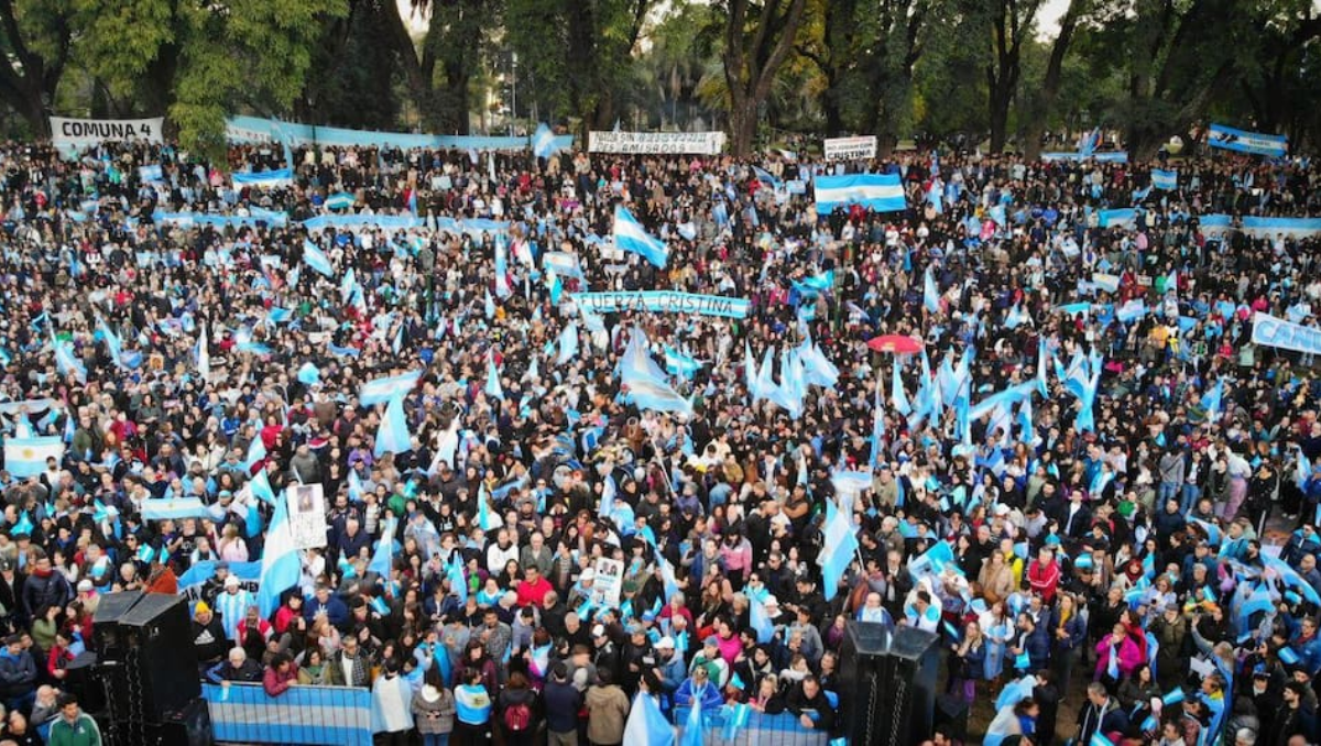 En Parque Lezama, una multitud espera por el saludo de CFK