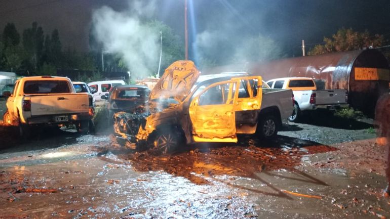 La camioneta Amarok que días atrás estuvo involucrada en un trágico incidente vial en el que murió una joven embarazada junto a su bebé resultó totalmente destruída por el fuego. 