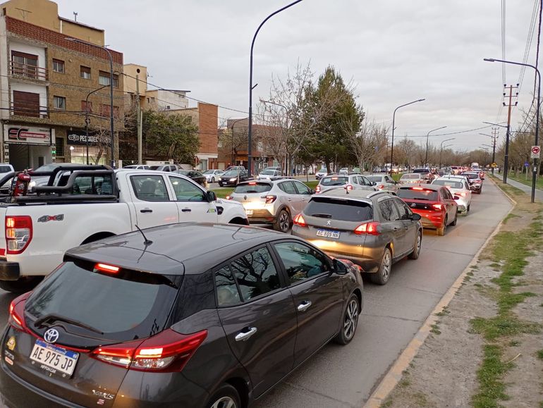 La fila de autos llegó hasta la calle Mengelle de Cipolletti. 